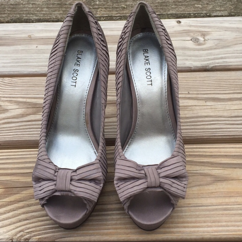 Blake Scott Gray open toe pump with bows heels size 8.5